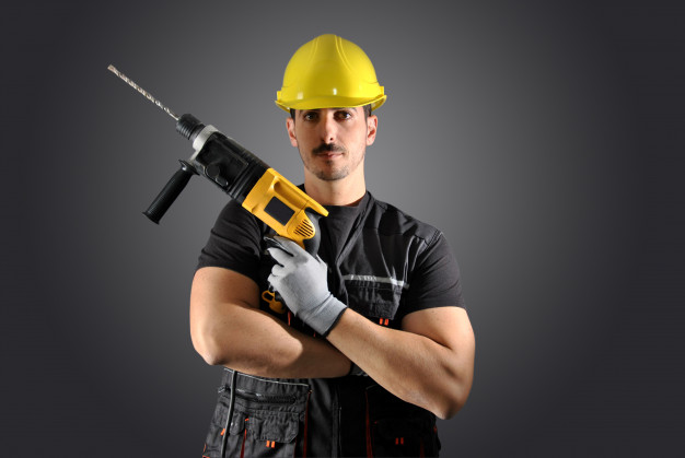 trabajador-casco-amarillo-taladro-martillo_22736-911.jpg
