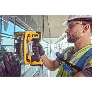 Ventosa profesional DeWALT DCE590N en obra